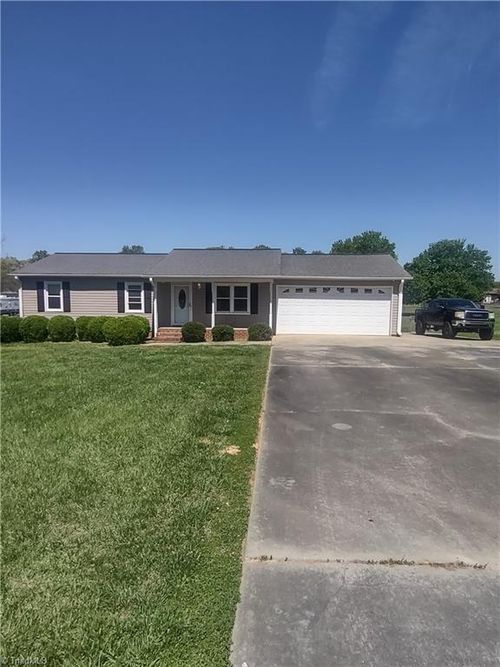 42 Kirk St, Thomasville, NC, 27360-9440 | Card Image