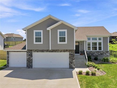 800 Wright St, Pleasant Hill, MO, 64080-1504 | Card Image
