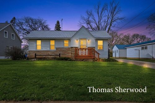 409 W Oak St, Fremont, MI, 49412-1428 | Card Image