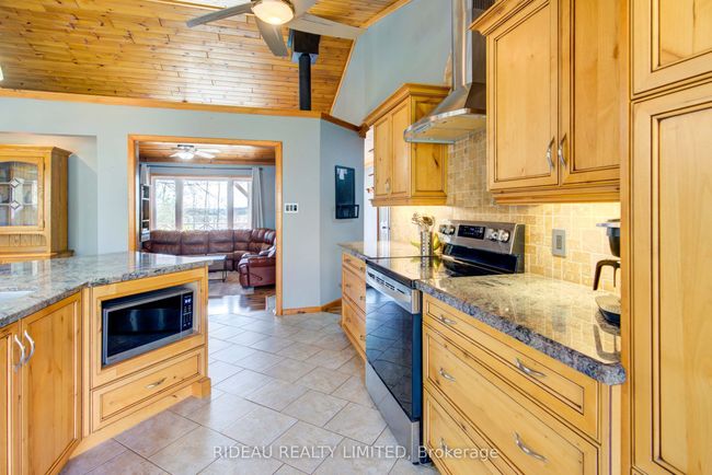 303 Tower Rd, House other with 3 bedrooms, 2 bathrooms and 6 parking in Lansdowne ON | Image 27