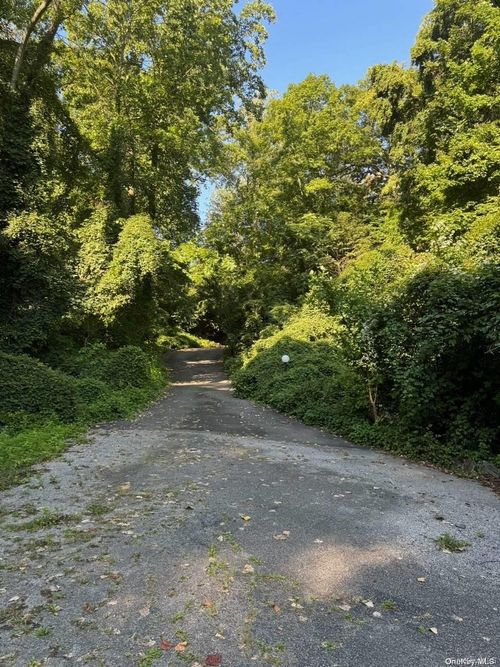 270 Harbor Acres Rd, Port Washington, NY, 11050-2600 | Card Image