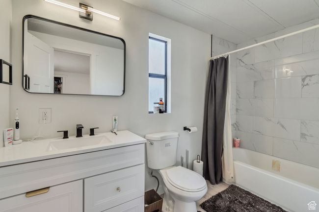 Full bathroom featuring shower / tub combo, vanity, and toilet | Image 14