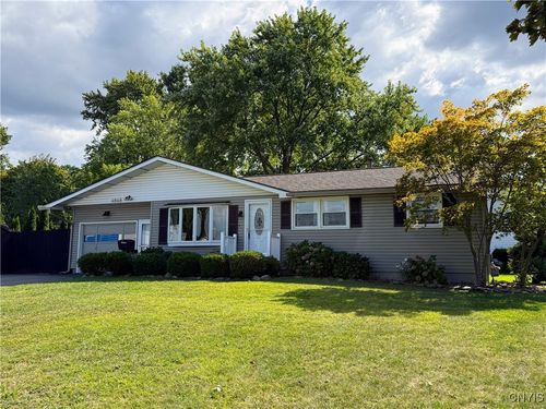 4848 Juneway Dr S, Liverpool, NY, 13088-5821 | Card Image