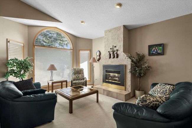 123 Scenic Ridge Court Nw, Home with 4 bedrooms, 3 bathrooms and 4 parking in Calgary AB | Image 4