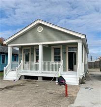 213-215 Oak Street, Home with 0 bedrooms, 2 bathrooms and null parking in Harahan LA | Image 1