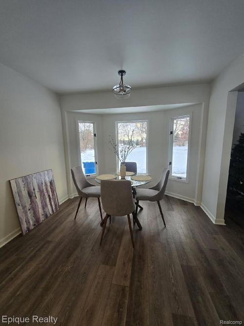 8680 Oak Hill Rd, Clarkston, MI, 48348-1037 | Card Image