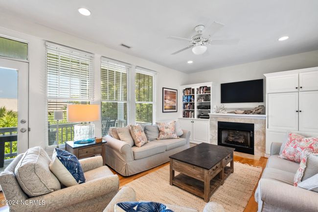 GAS FIREPLACE - CEILING FAN - BUILT INS - HARDWOOD | Image 4