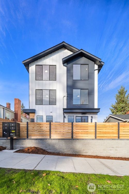 528 N 72nd St, Seattle, WA, 98103-5131 | Card Image