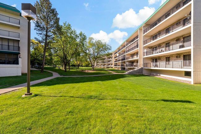 Beautiful green space throughout | Image 20