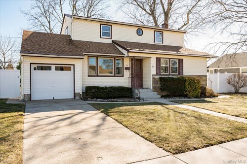 16 Seneca Drive, Oyster Bay, NY, 11758 | Card Image