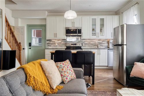 29 Andrew St, Kitchener, ON, N2H5R1 | Card Image