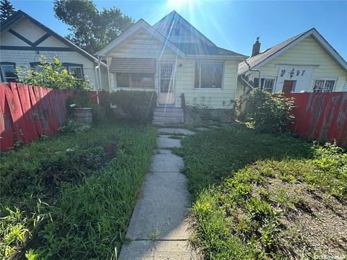 1535 Elphinstone St, Regina, SK, S4T3M9 | Card Image