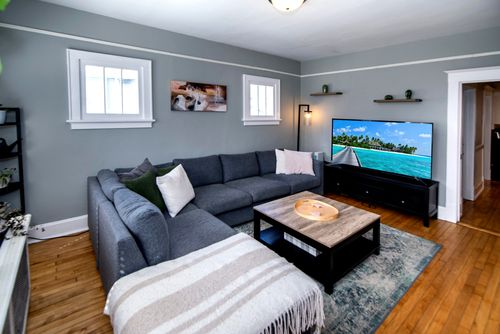 1810 N Astor St, Milwaukee, WI, 53202-1527 | Card Image