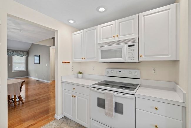 E - 4 Strawberry Ln, Condo with 2 bedrooms, 3 bathrooms and 1 parking in Hudson MA | Image 8