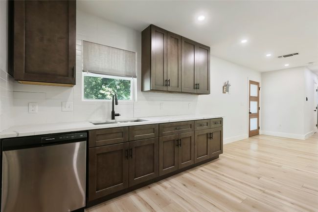 Watch birds and neighbors stroll by your kitchen window | Image 7