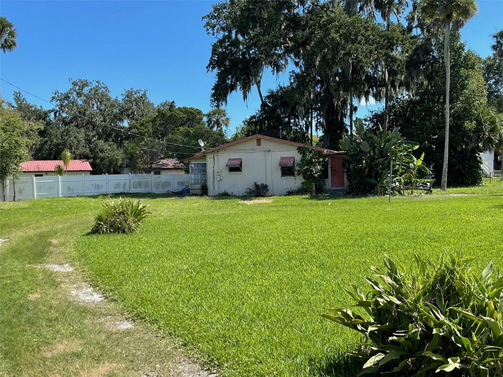 Elm Ave, Daytona Beach, FL 32117