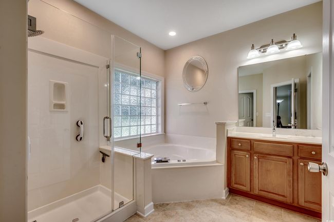 Easy to maintain marble shower and separate sinks | Image 18