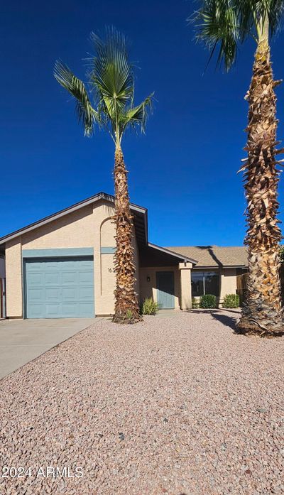 1634 E Beverly Lane, Home with 3 bedrooms, 2 bathrooms and null parking in Phoenix AZ | Image 3