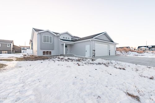 4016 Amari Loop Nw, Mandan, ND, 58554-1193 | Card Image