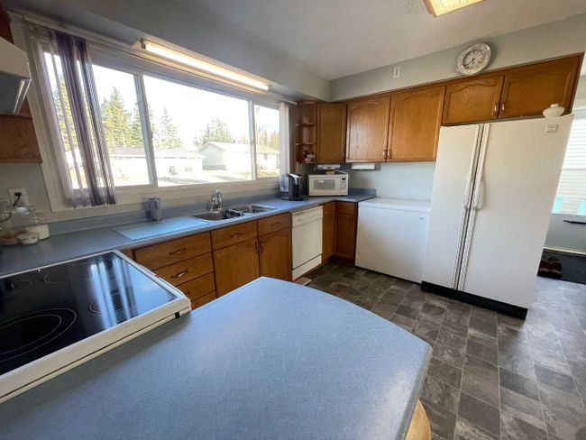 113 Chetamon Drive, Home with 2 bedrooms, 1 bathrooms and 4 parking in Hinton AB | Image 5