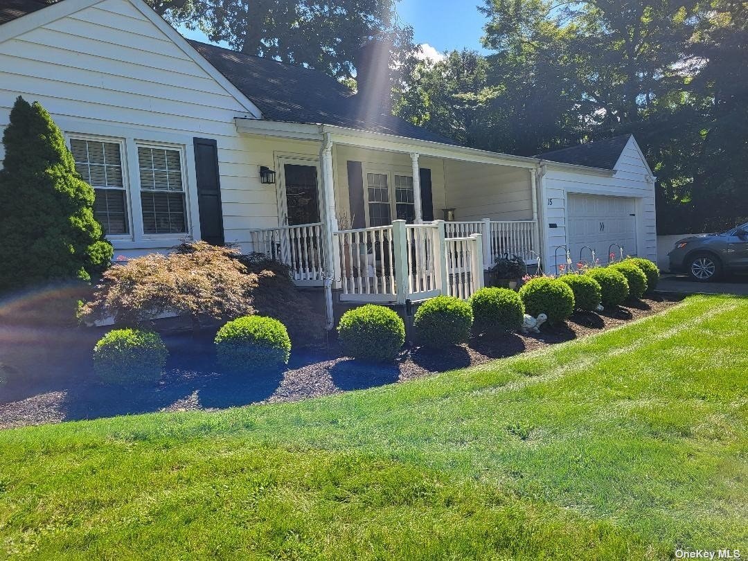 Birch Dr, Huntington Station, NY 11746