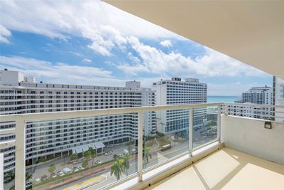 17C - 5600 Collins Ave, Condo with 2 bedrooms, 2 bathrooms and null parking in Miami Beach FL | Image 1