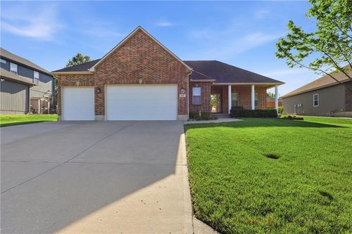2126 Ne Sparta Dr, Blue Springs, MO, 64029-7701 | Card Image