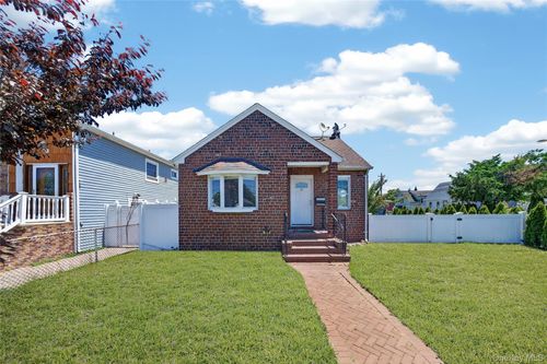 86 Remsen Ave, Hempstead, NY, 11550-1822 | Card Image