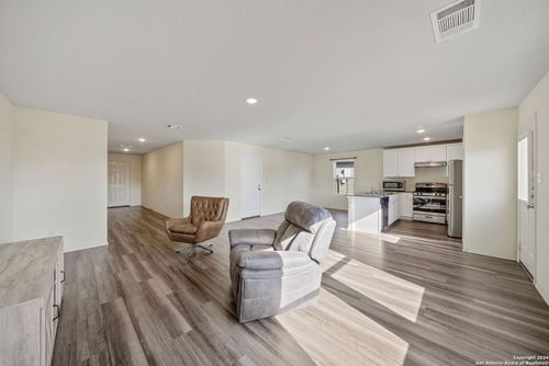 7058 Dominic Vly, San Antonio, TX, 78242-1018 | Card Image