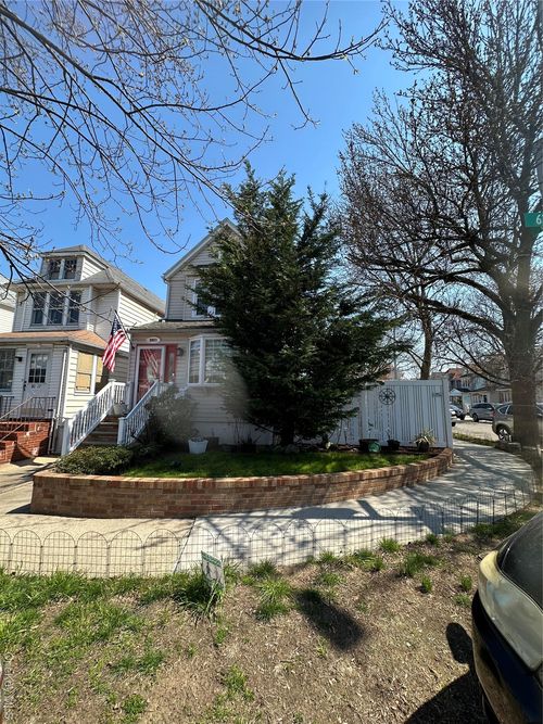 8021 62nd St, Glendale, NY, 11385-6812 | Card Image