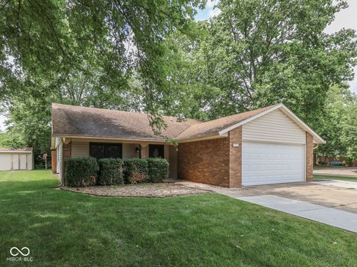 40 Village Rd, Bargersville, IN, 46106-8439 | Card Image