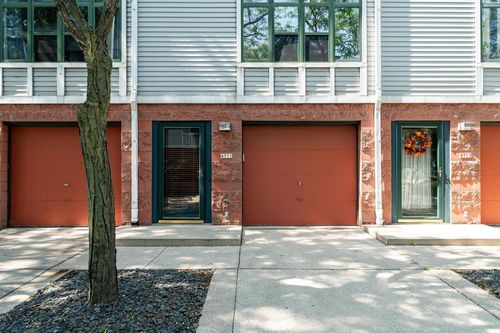 4511 W Westchester Square, West Milwaukee, WI, 53214 | Card Image