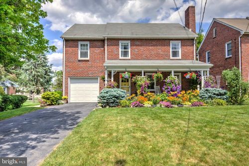 67 N Kinzer Ave, NEW HOLLAND, PA, 17557-1349 | Card Image
