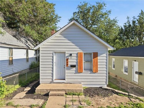 713 Dakota St, Leavenworth, KS, 66048-1464 | Card Image