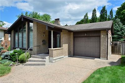 40 Sandsprings Crt, House other with 3 bedrooms, 2 bathrooms and 3 parking in Kitchener ON | Image 2