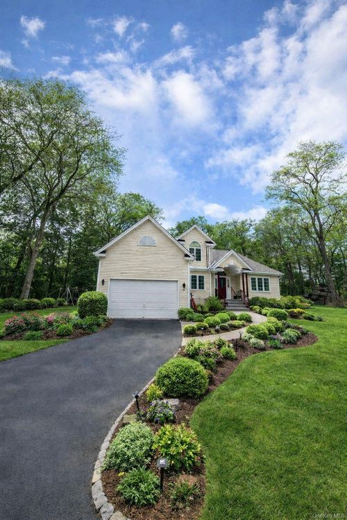 535 Creek Rd, Poughkeepsie, NY, 12601-1013 | Card Image