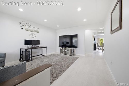 35009 Shell Dr, Sterling Heights, MI, 48310-4220 | Card Image