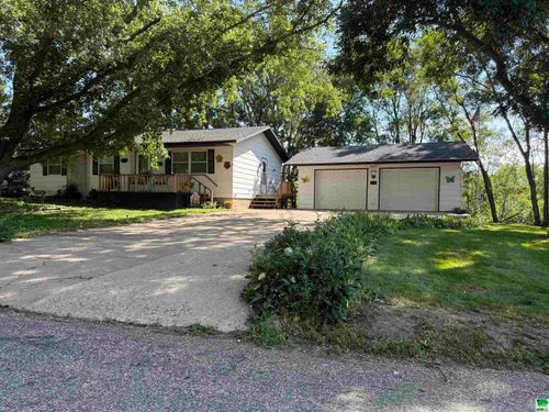 2040 Clover Dr, Akron, IA, 51001-8520 | Card Image