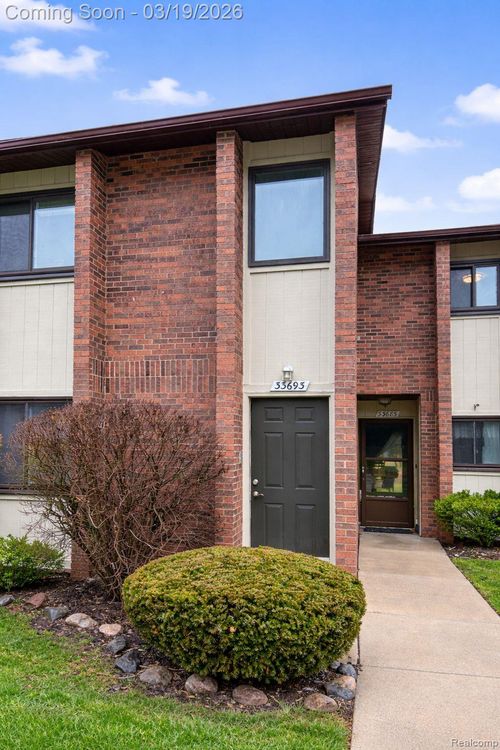 33693 Pondview Cir, Livonia, MI, 48152-1471 | Card Image