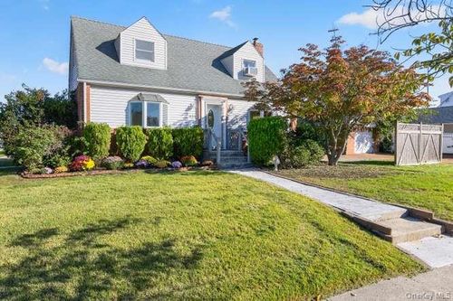 484 Croyden Rd, Garden City, NY, 11530-5608 | Card Image