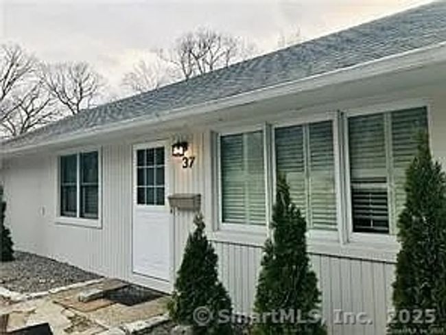 37 Tarinelli Cir, House other with 5 bedrooms, 1 bathrooms and 6 parking in Bridgeport CT | Image 14
