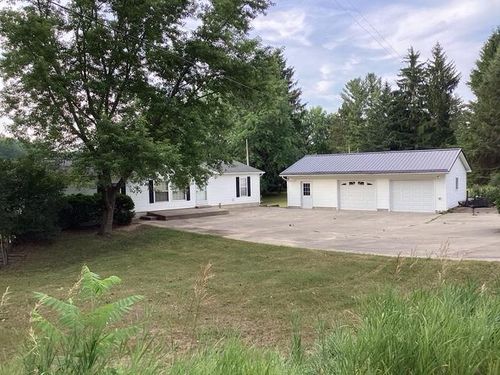 124 Horseshoe Dr, Leroy, MI, 49655-9435 | Card Image