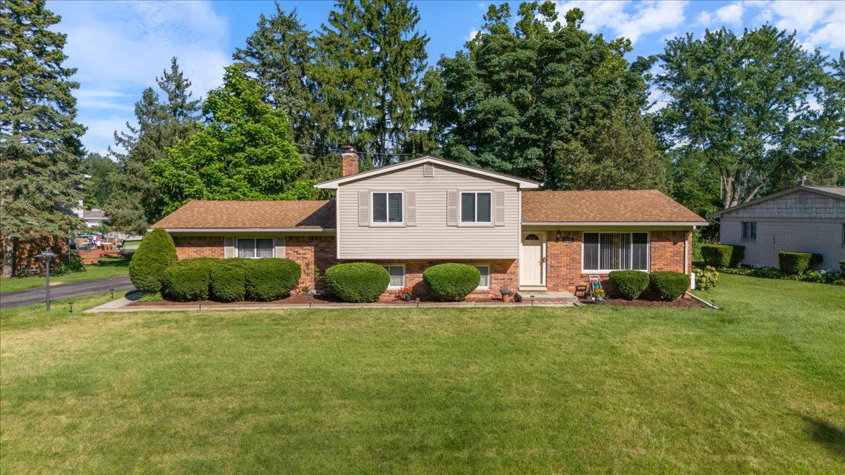 Lake Oakland Shores Dr, Waterford, MI 48329