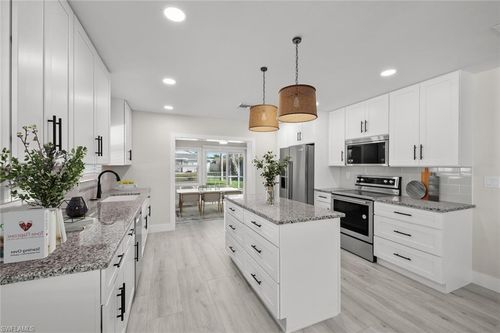 527 97th Ave, NAPLES, FL, 34108-2286 | Card Image