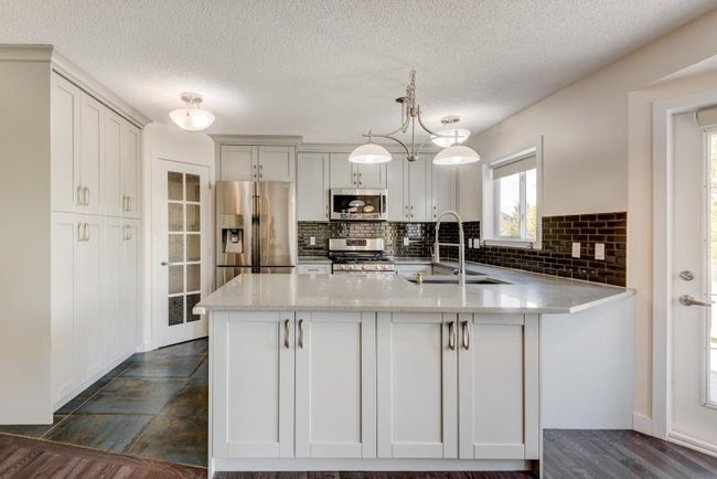 420 Rocky Ridge Cove Nw, Home with 3 bedrooms, 3 bathrooms and 4 parking in Calgary AB | Image 12