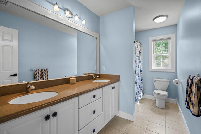 Hall Bathroom | Image 24