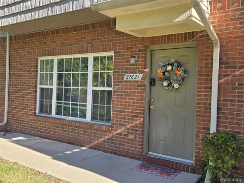 27621 Hidden Oaks Dr, Brownstown Twp, MI, 48183-2862 | Card Image