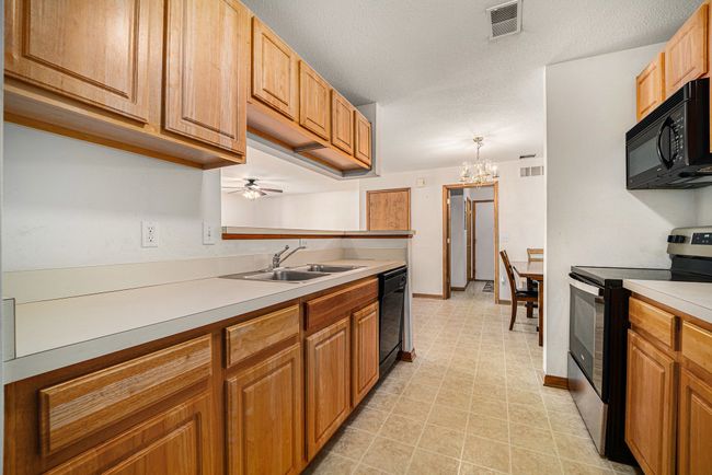 382 Marigold Cir, Condo with 2 bedrooms, 2 bathrooms and null parking in Westland MI | Image 9