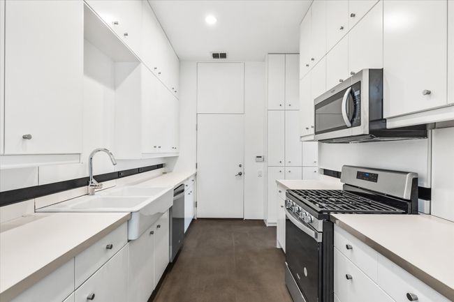 33 Vanguard Way, House other with 3 bedrooms, 3 bathrooms and null parking in Dallas TX | Image 8