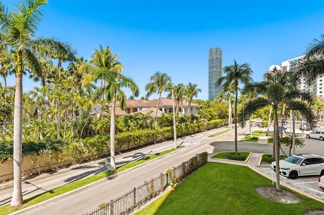 APT-226 - 19380 Collins Ave, Condo with 2 bedrooms, 2 bathrooms and null parking in Sunny Isles Beach FL | Image 9